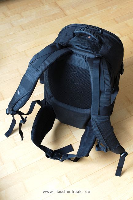 LOWEPRO PRO RUNNER 450 AW\n\nFoto und Text von Sebastian Seth - VIELEN DANK!\n\nKommentar:\n\nier ein kurzer Review zum Lowepro Pro Runner 450 AW:\n \nDer Rucksack ist Lowepro-gewohnt sehr gut verarbeitet und hinterlsst den ersten Eindruck: Sehr leicht und gro!\nDas Tragesystem lsst sich einfach und gut einstellen, sodass der Rucksack auch vollgepackt (!) sehr angenehm zu tragen ist. Der Hftgurt lsst sich hinter dem Rckenpolster verstauen, die Riemen jedoch nicht. Stattdessen kann man diese quasi umkrempeln und auf die Vorderseite ziehen, sodass ein recht kompaktes Format zum Verstauen in Gepckfchern ermglicht wird.\nDie Stativhalterung ist abnehmbar und in zwei verschiedenen Positionen an der Vorderseite oder einer der Seiten ber Sliplock-Schlaufen, die fast berall am Rucksack zu finden sind, befestigen. Fr kompaktere Stative schliet die Halterung so bndig mit dem Rucksack unten ab, sodass dieser noch aufrecht stehen kann. Fr lngere Stative oder ausgedehnte Mrsche kann die Halterung hngend am Rucksack befestigt werden, sodass der Schwerpunkt des Stativs deutlich niedriger ist und weniger Schaukeln des Stativs zu erwarten ist. Fixiert wird das Stativ zustzlich ber drei Gurtschlaufen, von denen zwei am Deckel angebracht sind, der Dritte oben unter dem Griff in einer kleinen Extratasche. Den obersten Gurt muss man allerdings lsen, wenn das Hauptfach geffnet werden soll.\nDas AW-Cover ist auch Lowepro-typisch, ich habe es nicht extra ausgepackt und fotografiert.\nZusatzfcher finden sich auf der Vorderseite (ein kleines und ein groes mit Ordnereinteilung fr Papier und Kleinkram) und an einer Seite (Trinkflaschennetz). Zwischen Hauptfach und Rckenpolsterung ist noch das gut gepolsterte Notebook-Fach. Hier passt tatschlich auch ein groes Notebook rein, getestet sogar das Dell 1720 mit 9-Zellen-Akku.\nInnen im Deckel des Hauptfaches sind verschiedene kleinere Reiverschlusstaschen fr Filter, Akkus, Speicherkarten und sonstiges Zubehr. Die Fcher sind dabei halbtransparent, auf den Bildern sieht man u.a. ein Case fr 77mm Filter durchscheinen.\nDas Hauptfach lsst sich ber die beiliegenden Teiler recht flexibel einrichten und ist ein Platzwunder! Zu Testzwecken habe ich den Rucksack recht locker bepackt mit\nF5 mit angesetztem 28-70mm/3.5-4.5, 300mm/2.8, 80-200mm/2.8, 105mm/2.8, 28-70mm/2.8, 14-24mm/2.8, TC-20E und 16mm/2.8 bereinander, Sb-25, abmontierter Stativhalterung und etwas Zubehr.\nDie Hhe des Faches ist dabei optimal auf Profi-Gehuse bzw. Gehuse mit BG ausgelegt und erlaubt das aufrechte Stellen der meisten Objektive.\n \nAlso rundum ein hervorragender Rucksack fr den Transport mittelgroer bis groer Ausrstungen inklusive (auch greren) Stativen und Full-size Notebook bei sehr gutem Tragekomfort.\n \nSebastian