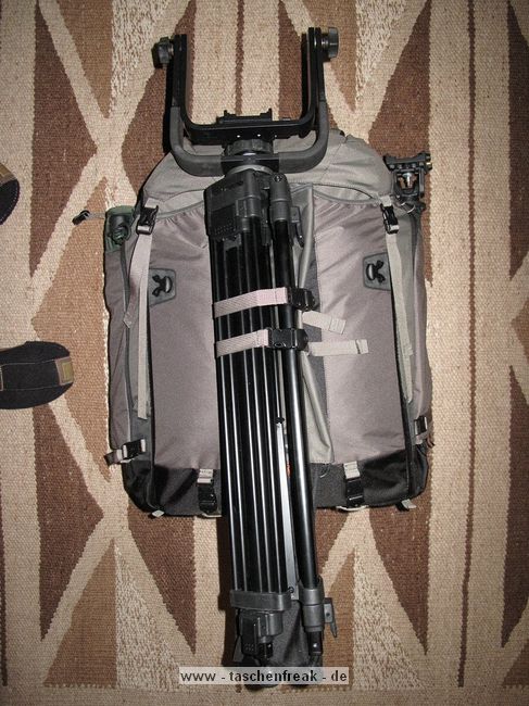 LOWEPRO PRO TREKKER 600 AW\n\nFoto und Text von Matthias Hestermann - VIELEN DANK!\n\nKommentar:\n\nLieber Taschenfreak Jrg Langer,\n\nda Sie diesen Rucksack noch nicht gelistet haben, anbei eine Sammlung von Bildern zum neuen Lowepro Pro Trekker 600 AW. \n\nDie Bilder zeigen, dass darin das schwerste Supertele von Canon, das EF 400mm / f 2.8 L IS USM mit angesetztem 2-fach Extender, sowie eine Kamera mit angesetztem Standardzoom, mehrere weitere Objektive, Blitzgert und weiteres Zubehr gut Platz finden. Das EF 70-200mm / f 4.0 L IS USM hat sogar aufrecht Platz. Ein paar weitere Bilder zeigen das Tragesystem, die Laptop-Tasche im Vorderfach, das Anbringen von Hocker und Stativen und die Vortaschen.\n\nInsgesamt ist der Rucksack uerst durchdacht und mit vielen tollen Features ausgestattet. Er wirkt sehr wertig auf mich, allerdings nicht ganz so robust verarbeitet wie etwa der Photo Trekker AW II und die anderen Ruckscke dieser Machart wie etwa Nature Trekker AW II u.a. Dafr hat er trotz seiner enormen Gre auch nur das gleiche Leergewicht wie der Photo Trekker AW II. Ich bin insgesamt bisher sehr zufrieden damit, insbesondere auch mit dem Tragekomfort.\n\nSoweit mal, wrde mich freuen, wenn die Infos Verwendung finden.\n\nViele Gre\n\nMatthias Hestermann