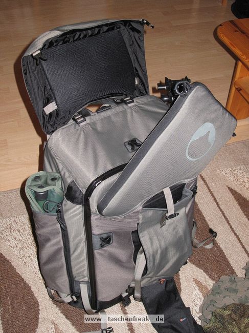 LOWEPRO PRO TREKKER 600 AW\n\nFoto und Text von Matthias Hestermann - VIELEN DANK!\n\nKommentar:\n\nLieber Taschenfreak Jrg Langer,\n\nda Sie diesen Rucksack noch nicht gelistet haben, anbei eine Sammlung von Bildern zum neuen Lowepro Pro Trekker 600 AW. \n\nDie Bilder zeigen, dass darin das schwerste Supertele von Canon, das EF 400mm / f 2.8 L IS USM mit angesetztem 2-fach Extender, sowie eine Kamera mit angesetztem Standardzoom, mehrere weitere Objektive, Blitzgert und weiteres Zubehr gut Platz finden. Das EF 70-200mm / f 4.0 L IS USM hat sogar aufrecht Platz. Ein paar weitere Bilder zeigen das Tragesystem, die Laptop-Tasche im Vorderfach, das Anbringen von Hocker und Stativen und die Vortaschen.\n\nInsgesamt ist der Rucksack uerst durchdacht und mit vielen tollen Features ausgestattet. Er wirkt sehr wertig auf mich, allerdings nicht ganz so robust verarbeitet wie etwa der Photo Trekker AW II und die anderen Ruckscke dieser Machart wie etwa Nature Trekker AW II u.a. Dafr hat er trotz seiner enormen Gre auch nur das gleiche Leergewicht wie der Photo Trekker AW II. Ich bin insgesamt bisher sehr zufrieden damit, insbesondere auch mit dem Tragekomfort.\n\nSoweit mal, wrde mich freuen, wenn die Infos Verwendung finden.\n\nViele Gre\n\nMatthias Hestermann