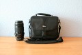 Lowepro Rezo 160 AW\n\nFoto von Carsten Drohm - VIELEN DANK!\n\nKommentar des Nutzers zur Tasche:\n\nHallo,\n\ndie Lowepro Rezo 160 AW hat die Innenmae: 21.5 x 10.5 x 17.8 cm. Das nebenstehende Canon 70-300 IS USM verdeutlicht noch einmal die Gre. In die Tasche passen das Canon 70-300 IS USM und daneben noch die Canon 350/400D ohne Batteriegriff mit angesetztem Canon 24-105 4L IS USM ohne Gegenlichtblende. Mehr Platz ist definitiv nicht. Wenn an der 400D das Canon 17-85 IS USM verwendet wird, kann dessen Gegenlichtblende am Objektiv bleiben.\nDie Tasche ist von ihrer Gre und Farbe schn unauffllig.\n\nGre\n\nCarsten D.