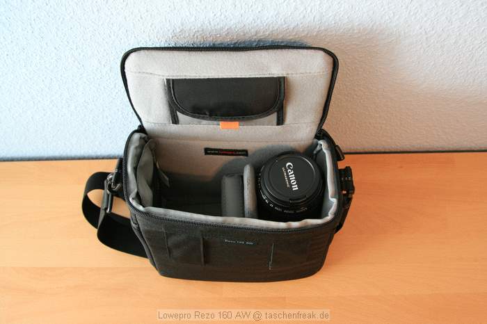 Lowepro Rezo 160 AW\n\nFoto von Carsten Drohm - VIELEN DANK!\n\nKommentar des Nutzers zur Tasche:\n\nHallo,\n\ndie Lowepro Rezo 160 AW hat die Innenmae: 21.5 x 10.5 x 17.8 cm. Das nebenstehende Canon 70-300 IS USM verdeutlicht noch einmal die Gre. In die Tasche passen das Canon 70-300 IS USM und daneben noch die Canon 350/400D ohne Batteriegriff mit angesetztem Canon 24-105 4L IS USM ohne Gegenlichtblende. Mehr Platz ist definitiv nicht. Wenn an der 400D das Canon 17-85 IS USM verwendet wird, kann dessen Gegenlichtblende am Objektiv bleiben.\nDie Tasche ist von ihrer Gre und Farbe schn unauffllig.\n\nGre\n\nCarsten D.