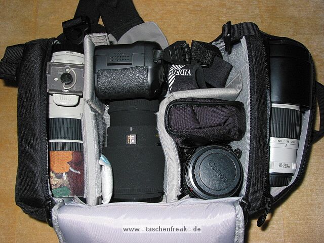 Lowepro SlingShot200\n\nFoto von Thomas Herzog - VIELEN DANK!\n\nKommentar des Nutzers:\n\nsoeben mit Begeisterung eingerichtet. Hier die Bestckung im Einzelnen von unten nach oben aufbauend:\n\nEF 300/4 mit Stativschelle\n20D mit Sigma 150/2,8\nTamron 28,75/2,8 . . . teilt sich ein "Feld" mit\nWinkelsucher C, 1,4fach-Konverter, Polfilter.\n\nIn der Auentasche Epson P-2000\n\nUnd ganz oben ist noch ein X-tra-Fach frei . . . das EF 70-200/4 passt mit umgestlpter Sonnenblende auch noch rein. Wenn es denn mit muss :-) Ansonsten eine Menge Platz fr anderes Gedns.\n\nTrotz intensiver Suche konnte ich aus keinem Thread entnehmen ob das EF 300/4 passt, es ist immerhin etwas lnger als das EF 100-400. Also wre das auch geklrt.\n\n \n\nWar bisher weltgrter Fan des Off-Trail 2 . . . aufgrund des Kaufes von 150er-Sigma und Tausch des EF 100-400 gegen das EF 300/4 passten die Original-Lens-Cases nicht mehr. Diese habe ich gegen die voluminsen Lens-Case 4 (?) getauscht . . . dadurch wurde das Ganze zu gro, auerdem unheimlich schlecht zu bedienen.