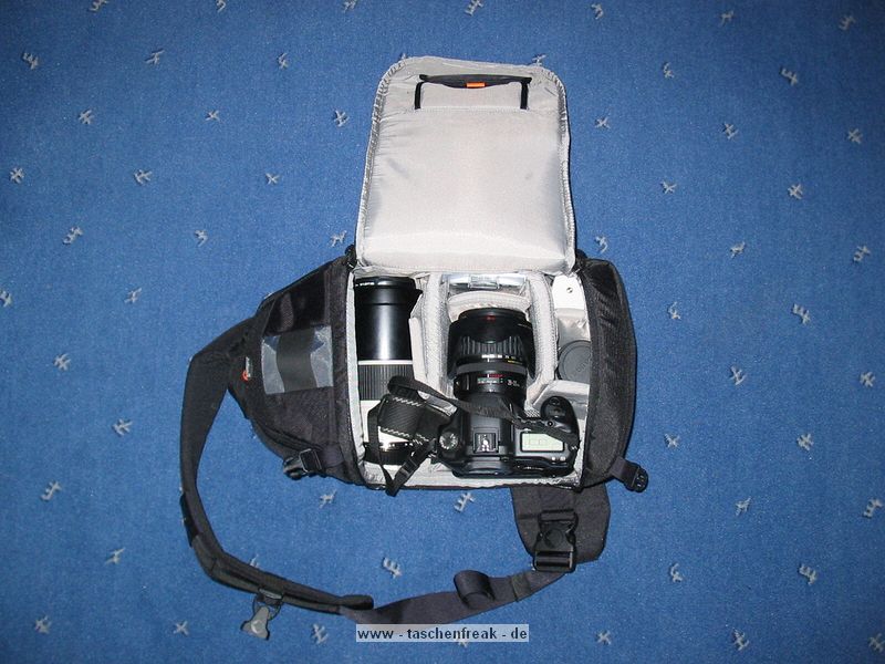 LOWEPRO - SLINGSHOT 200 AW\n\nFoto von einem Anonymen User - DANKE DAFR !\n\nKommentar des Nutzers:\nIch habe noch 1 Bild von der Slingshot 200AW mit Canon EOS 10d + 70-200/4L + 28-135 IS + 50/1.8\n\nDes weiteren muss ich ber das folgende Bild etwas kritisieren http://www.taschenfreak.de/TASCHEN/LP/SlingShot200AW/lpslingshot200aw-1-sybillemoh_std.jpg\n\nDarauf sieht es so aus als das ne Semi-Profi DSLR + 70-200/4L gut reinpasst. Es ist aber verdammt eng...wrde ich nicht empfehlen. Die 10d passt mit angetztem 70-200/4L eher quer rein....