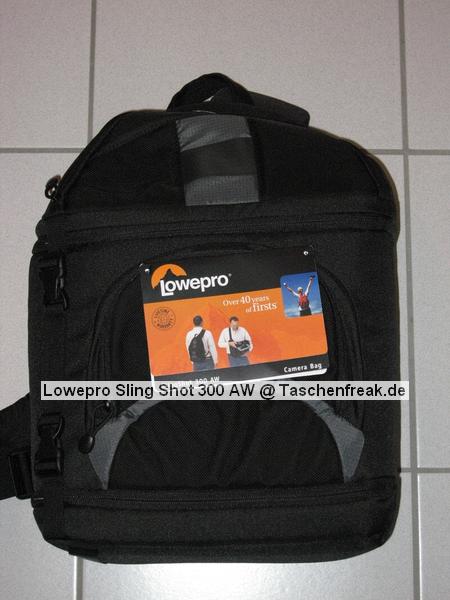 Lowepro SlingShot 300 AW\n\nFoto von Thomas Hermans - Vielen Dank!\n\nKommentar des Nutzers:\n\nHallo,\n\nder Weihnachtsmann war da und hat mir noch was untern Tannenbaum gelegt - die neue LowePro Slingshot 300 AW. Es war ein Spontankauf per Onlineversand in den USA, da die Tasche in Europa erst in einigen Monaten erhltlich sein soll. \n\nZwei herausragenden Unterschiede zu der Slingshot 200AW:\n\n- Grsse, die 300 AW hat deutlich in der Breite zuleget. Auf den Bildern ist die EOS5d mit angesetztem 24-105 L zu sehen und vorm Objektiv sind noch ca. 9,5 cm Platz fr lngere Objective.\n\n- Wegfall des dnnen Querriemens und neu ist ein breiter Beckengurt, wie er auch bei anderen LowePro Ruckscken verwendet wird - das war eine sehr gute Endscheidung.\nLeider ist es nicht abnehmbar, abder damit kann ich leben, zumal er das Tragen der vollen Tasche deutlich erleichtert.\n\nDie Trageriemen sind ausreichend lang.\n\nAm Design und sonstiger Ausstattung hat sich gegenber den 200er Modell nichts gendert, nur das es eben auf die Grsse angepasst wurde. Das Speicherkartenfach hat nun Platz fr\n4 CF-Karten -  ich bin nicht sicher, aber meine das es vorher nur 2 waren.\n\nNun viel Spass mit den Bildern.\n\nGrsse\n\nThomas