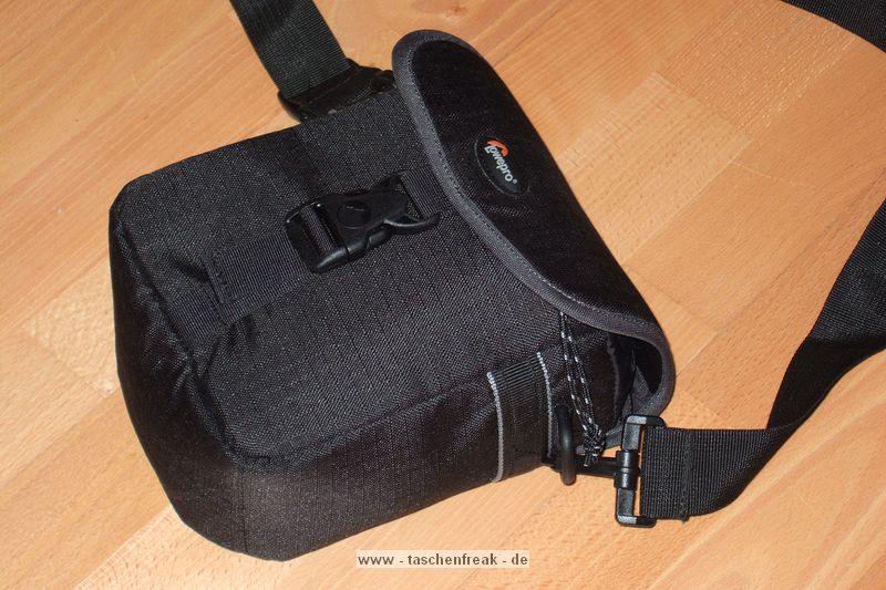 Foto von Jrg Langer\n\nKommentar des Nutzers:\n\nDiese relativ kleine Tasche ist Ideal fr DSLR Bodys ohen Objektive. Auch grere Bodys, wie eine Canon 1D finden hier platz drinne. Ich verwende diese Tasche entweder zum Transport meiner 1D mit RRS L Winkel und Umhngegurt von Optech. Dann ist allerdings null zustzlicher Platz vorhanden.\n\n\nDurch das doppelte Klettsystem an der Grtelschlaufe kann man diese Tasche bedenkenlos am Grtel oder an der groen Fototasche/Rucksack befestigen. Ein unabsichtliches lsen ist nicht mglich.\n\nEinen Regenschutz findet man an der Unterseite im Klettfach.\n\nEin Umhngegurt gehrt ebenso zum Lieferumfang.\n\nDen zweiten Verwendungszweck findet diese Tasche fr mein Panorama Set.