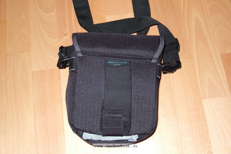 Foto von Jrg Langer\n\nKommentar des Nutzers:\n\nDiese relativ kleine Tasche ist Ideal fr DSLR Bodys ohen Objektive. Auch grere Bodys, wie eine Canon 1D finden hier platz drinne. Ich verwende diese Tasche entweder zum Transport meiner 1D mit RRS L Winkel und Umhngegurt von Optech. Dann ist allerdings null zustzlicher Platz vorhanden.\n\n\nDurch das doppelte Klettsystem an der Grtelschlaufe kann man diese Tasche bedenkenlos am Grtel oder an der groen Fototasche/Rucksack befestigen. Ein unabsichtliches lsen ist nicht mglich.\n\nEinen Regenschutz findet man an der Unterseite im Klettfach.\n\nEin Umhngegurt gehrt ebenso zum Lieferumfang.\n\nDen zweiten Verwendungszweck findet diese Tasche fr mein Panorama Set.