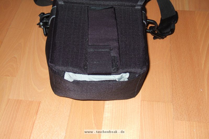 Foto von Jrg Langer\n\nKommentar des Nutzers:\n\nDiese relativ kleine Tasche ist Ideal fr DSLR Bodys ohen Objektive. Auch grere Bodys, wie eine Canon 1D finden hier platz drinne. Ich verwende diese Tasche entweder zum Transport meiner 1D mit RRS L Winkel und Umhngegurt von Optech. Dann ist allerdings null zustzlicher Platz vorhanden.\n\n\nDurch das doppelte Klettsystem an der Grtelschlaufe kann man diese Tasche bedenkenlos am Grtel oder an der groen Fototasche/Rucksack befestigen. Ein unabsichtliches lsen ist nicht mglich.\n\nEinen Regenschutz findet man an der Unterseite im Klettfach.\n\nEin Umhngegurt gehrt ebenso zum Lieferumfang.\n\nDen zweiten Verwendungszweck findet diese Tasche fr mein Panorama Set.