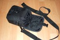 Foto von Jrg Langer\n\nKommentar des Nutzers:\n\nDiese relativ kleine Tasche ist Ideal fr DSLR Bodys ohen Objektive. Auch grere Bodys, wie eine Canon 1D finden hier platz drinne. Ich verwende diese Tasche entweder zum Transport meiner 1D mit RRS L Winkel und Umhngegurt von Optech. Dann ist allerdings null zustzlicher Platz vorhanden.\n\n\nDurch das doppelte Klettsystem an der Grtelschlaufe kann man diese Tasche bedenkenlos am Grtel oder an der groen Fototasche/Rucksack befestigen. Ein unabsichtliches lsen ist nicht mglich.\n\nEinen Regenschutz findet man an der Unterseite im Klettfach.\n\nEin Umhngegurt gehrt ebenso zum Lieferumfang.\n\nDen zweiten Verwendungszweck findet diese Tasche fr mein Panorama Set.