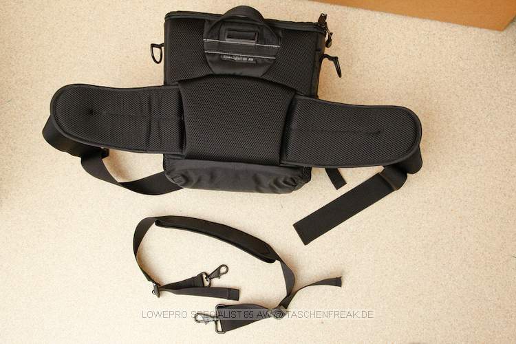 LOWEPRO SPECIALIST 85 AW\n\nFoto von Ingo Cordes - VIELEN DANK!\n\nKommentar des Nutzers:\n\nDer NP liegt bei ca. 120 Euro. Eine uerst bequeme Hfttasche. Kann auch mit der 'Shoulder Harness' von Lowepro kombiniert werden. An den Hftgurt (fix an der Tasche) passen SlipLock-Komponenten.\n\nLocker passt rein: 1er DSLR oder DSLR mit Batteriegriff und angesetztem 70-200/2.8, ein Blitz, 2-4 weitere Objektive (grenabhnig) und viel Kleinkram.\n\nEine der wenigen Taschen von Lowepro die akzeptiert, dass es 2.8er Zooms und Batteriegriffe bzw. groe Gehuse gibt.