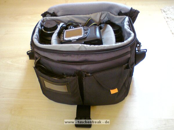 LOWEPRO STEALTH REPORTER D400 AW\n\nFoto und Text von Hannes - VIELEN DANK!\n\nKommentar:\n\nHallo,\n\nmein Beitrag fr deine hilfreiche Seite.\n\nDie Tasche ist gepackt mit: Nikon D80; AF-S 12-24/4 ; SP AF 17-50/2,8 ; AF-D 80-200/2,8 ; AF-D 50/1,8 ; AF-S 300/4,0; Kenko 1,4x PRO 300 DG und SB-600\n\nViele Gre\nHannes