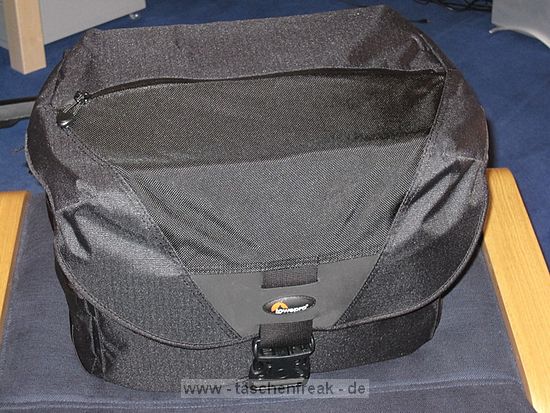 LOWEPRO STEALTH REPORTER D550\n\nFoto und Text von einem Anonymen User - VIELEN DANK!\n\nKommentar:\n\nHallo Jrg!\n\nAnbei ein paar Bilder meines Lowepro Stealth Reporter D550 Tests, leider viel zu schwer fr meine Schulter.\n\nBitte verffentliche die Bilder anonym.\n\nBeste Gre\nxxx