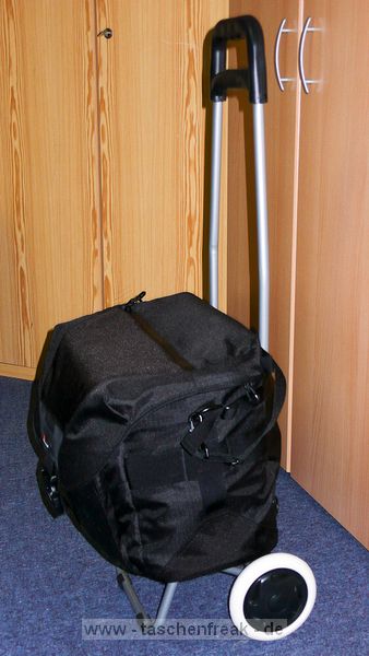 LOWEPRO STEALTH REPORTER D650\n\nFoto und Kommentar von Jrg Langer - www.taschenfreak.de\n\nKommentar:\n\nSchultertaschen haben im Vergleich zum Rucksack enorme Vorteile des Schnellzugriffs aber den extremen Nachteil des Gewichtes. Das ist nichts neues fr uns Taschenfreaks und Fotofuzzys ...\n\nHeute beim Aufrumen meines Eckschrankes ist mir der vor Jahren mal in Ebay fr 15 Euro geschossene Oma EInkaufswagen in die Hnde gefallen. Da meine Lowepro D650 auch draussen stand habe ich es getestet und siehe da - es passt. Den Reisverschluss des Trollyfaches an der D650 geffnet und ber den Omawagengriff (tolles Wort) gestlpt. Es ist eng und sicher auf dauer fr den RV der D650 nicht perfekt, aber es passt und sitzt gut.\n\nWas soll ich sagen - ja ich werde lter und gehe heute zum Shooting dem Omawagen und werde es testen.\n\nVorteil des Omawagens: Grere Rder und dadurch leise beim Ziehen auf Pflastersteinen und nicht so hart "ruckelnd" fr die Ausrstung in der Tasche.\n\nVielleicht hilft es Euch?!?!\n\nLieben Gru Eure Oma - hhh ne - Euer Taschenfreak!