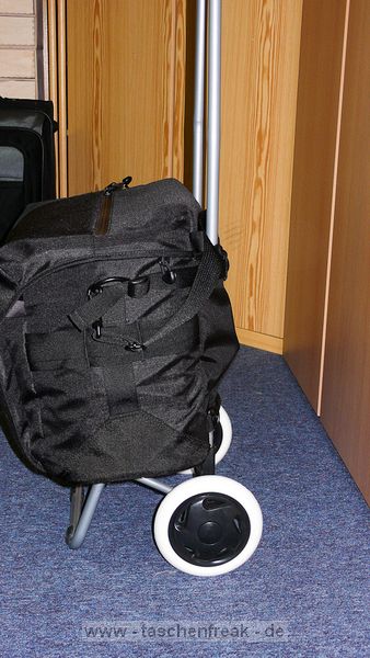 LOWEPRO STEALTH REPORTER D650\n\nFoto und Kommentar von Jrg Langer - www.taschenfreak.de\n\nKommentar:\n\nSchultertaschen haben im Vergleich zum Rucksack enorme Vorteile des Schnellzugriffs aber den extremen Nachteil des Gewichtes. Das ist nichts neues fr uns Taschenfreaks und Fotofuzzys ...\n\nHeute beim Aufrumen meines Eckschrankes ist mir der vor Jahren mal in Ebay fr 15 Euro geschossene Oma EInkaufswagen in die Hnde gefallen. Da meine Lowepro D650 auch draussen stand habe ich es getestet und siehe da - es passt. Den Reisverschluss des Trollyfaches an der D650 geffnet und ber den Omawagengriff (tolles Wort) gestlpt. Es ist eng und sicher auf dauer fr den RV der D650 nicht perfekt, aber es passt und sitzt gut.\n\nWas soll ich sagen - ja ich werde lter und gehe heute zum Shooting dem Omawagen und werde es testen.\n\nVorteil des Omawagens: Grere Rder und dadurch leise beim Ziehen auf Pflastersteinen und nicht so hart "ruckelnd" fr die Ausrstung in der Tasche.\n\nVielleicht hilft es Euch?!?!\n\nLieben Gru Eure Oma - hhh ne - Euer Taschenfreak!