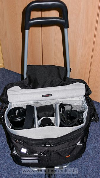 LOWEPRO STEALTH REPORTER D650\n\nFoto und Kommentar von Jrg Langer - www.taschenfreak.de\n\nKommentar:\n\nSchultertaschen haben im Vergleich zum Rucksack enorme Vorteile des Schnellzugriffs aber den extremen Nachteil des Gewichtes. Das ist nichts neues fr uns Taschenfreaks und Fotofuzzys ...\n\nHeute beim Aufrumen meines Eckschrankes ist mir der vor Jahren mal in Ebay fr 15 Euro geschossene Oma EInkaufswagen in die Hnde gefallen. Da meine Lowepro D650 auch draussen stand habe ich es getestet und siehe da - es passt. Den Reisverschluss des Trollyfaches an der D650 geffnet und ber den Omawagengriff (tolles Wort) gestlpt. Es ist eng und sicher auf dauer fr den RV der D650 nicht perfekt, aber es passt und sitzt gut.\n\nWas soll ich sagen - ja ich werde lter und gehe heute zum Shooting dem Omawagen und werde es testen.\n\nVorteil des Omawagens: Grere Rder und dadurch leise beim Ziehen auf Pflastersteinen und nicht so hart "ruckelnd" fr die Ausrstung in der Tasche.\n\nVielleicht hilft es Euch?!?!\n\nLieben Gru Eure Oma - hhh ne - Euer Taschenfreak!