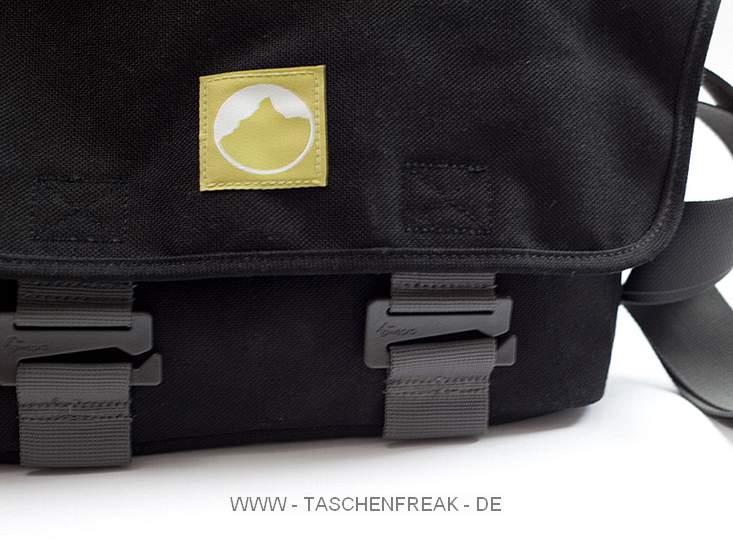 LOWEPRO TERRACLIME 100\n\nFoto und Kommentar von Michael Hoefner - VIELEN DANK!\n\nKommentar:\n\nhallo Jrg,\n\nanbei einige fotos (siehe anhang) und eine kurze bescheibung der Lowepro Terraclime 100.\n\ngrsse\nmichael\n\n\nLowepro Terraclime 100\n\nEinfache, weiche (so gut wie ungepolsterte) Kameratasche aus ber 95 % recyceltem Material.\n\nZwei Fcher aussen, eine innere Reiverschlusstasche, Schultergurt, Verschluss mit zwei Haken.\n\nZustzlich ein weiches, leicht gepolstertes Tuch mit Klettverschlssen als mgliche Polsterung fr Kamera oder Objektiv nutzbar.\n\nFassungsvermgen: DSLR mit angesetztem Objektiv (Standard Zoom), ein zustzliches Objektiv, Speicherkarten, Akkus etc.\n\n- Gewicht: 0,4 kg\n- Auenmae (BxTxH): 27,5 x 13 x 18 cm\n\n--\nMichael Hoefner