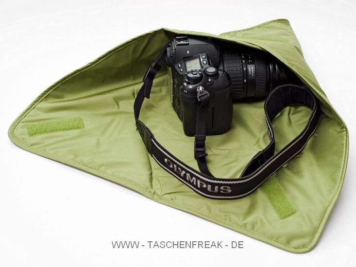 LOWEPRO TERRACLIME 100\n\nFoto und Kommentar von Michael Hoefner - VIELEN DANK!\n\nKommentar:\n\nhallo Jrg,\n\nanbei einige fotos (siehe anhang) und eine kurze bescheibung der Lowepro Terraclime 100.\n\ngrsse\nmichael\n\n\nLowepro Terraclime 100\n\nEinfache, weiche (so gut wie ungepolsterte) Kameratasche aus ber 95 % recyceltem Material.\n\nZwei Fcher aussen, eine innere Reiverschlusstasche, Schultergurt, Verschluss mit zwei Haken.\n\nZustzlich ein weiches, leicht gepolstertes Tuch mit Klettverschlssen als mgliche Polsterung fr Kamera oder Objektiv nutzbar.\n\nFassungsvermgen: DSLR mit angesetztem Objektiv (Standard Zoom), ein zustzliches Objektiv, Speicherkarten, Akkus etc.\n\n- Gewicht: 0,4 kg\n- Auenmae (BxTxH): 27,5 x 13 x 18 cm\n\n--\nMichael Hoefner