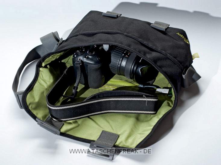 LOWEPRO TERRACLIME 100\n\nFoto und Kommentar von Michael Hoefner - VIELEN DANK!\n\nKommentar:\n\nhallo Jrg,\n\nanbei einige fotos (siehe anhang) und eine kurze bescheibung der Lowepro Terraclime 100.\n\ngrsse\nmichael\n\n\nLowepro Terraclime 100\n\nEinfache, weiche (so gut wie ungepolsterte) Kameratasche aus ber 95 % recyceltem Material.\n\nZwei Fcher aussen, eine innere Reiverschlusstasche, Schultergurt, Verschluss mit zwei Haken.\n\nZustzlich ein weiches, leicht gepolstertes Tuch mit Klettverschlssen als mgliche Polsterung fr Kamera oder Objektiv nutzbar.\n\nFassungsvermgen: DSLR mit angesetztem Objektiv (Standard Zoom), ein zustzliches Objektiv, Speicherkarten, Akkus etc.\n\n- Gewicht: 0,4 kg\n- Auenmae (BxTxH): 27,5 x 13 x 18 cm\n\n--\nMichael Hoefner