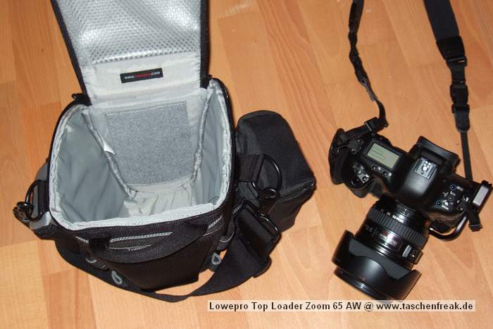 Foto von Jrg Langer\n\nKommentar des Nutzers:\n\nDie Toploader Serie von Lowepro ist sehr gut und hochwertig verarbeitet.\n\nIn dieses hier gezeigte Modell kann man Problemlos eine groe DSLR wie eine Canon 1D und ein All Round Zoom hineinpacken. Eine Schnellwechselplatte oder ein sogenannter L-Winkel passen auch geradeso noch hinein. Die Gegenlichtblende des Objektives sollte umgedreht montiert werden.\n\nIn der Vordertasche kann man entweder 2 groe Akkupacks oder einen mittelgroen Blitz reinpacken. Canon 420EX oder 430EX passen prima hinein, die groen 550EX oder 580EX sind etwa 1,5cm zu lang fr diese Vordertasche.\n\nAn den Seiten finden sie die Lowepro Sliplock Schlaufen an denen man gut seiten taschen oder eine Getrnkeflasche anbringen kann.\n\nIch setze hier gerne die LP D-Res25 an in der sich mein Polfilter udn 2 Akkupacks und ein paar Ersatzspeichercards befinden und auf der anderen Seite das kleine LP D-Res 8-S in dem sich meine Immerdabei Cam die Fuji F10 befindet.\n\nEine AW (Allwetterhlle) bzw. der Regenschutz befindet sich in der Fronttasche und kann auch wie abgebildet schnell und unkompliziert angebracht werden.\n\nFazit: Eine klasse Tasche fr das leichte "Sturmgepck". Bei mir gerne fr Feuerwehreinstze genutzt, weil ich da nichts auer meiner 1D und dem 24-105L und ab und zu einem kl. Blitz brauche.