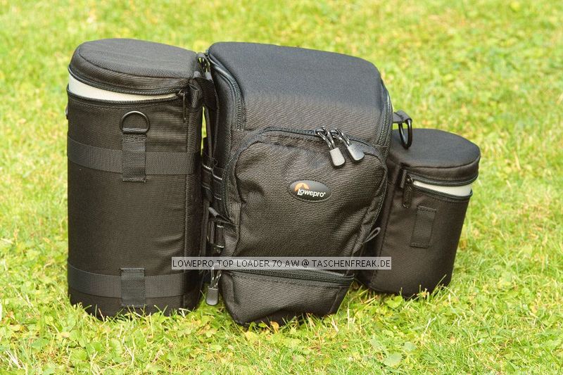 LOWEPRO TOP LOADER 70 AW\n\nFoto von Martin Adler - VIELEN DANK!\n\nKommentar des Nutzers:\n\nTopLoader 70 AW:\nDa passt die 350D mit Batteriegriff + EF 100-400 mit umgekehrt angesetzter Geli rein. In die Tasche vorne passt z.B. ein Blitz rein. Die Tasche vorne hat nach unten noch einen Klettverschluss um den Raum in die darunter liegende 'Verlngerung' platz zu schaffen.\nMit dabei ist ein gewohnt guter Schultergurt und der Chest Harness.