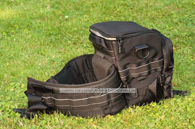 LOWEPRO TOP LOADER 70 AW\n\nFoto von Martin Adler - VIELEN DANK!\n\nKommentar des Nutzers:\n\nTopLoader 70 AW:\nDa passt die 350D mit Batteriegriff + EF 100-400 mit umgekehrt angesetzter Geli rein. In die Tasche vorne passt z.B. ein Blitz rein. Die Tasche vorne hat nach unten noch einen Klettverschluss um den Raum in die darunter liegende 'Verlngerung' platz zu schaffen.\nMit dabei ist ein gewohnt guter Schultergurt und der Chest Harness.