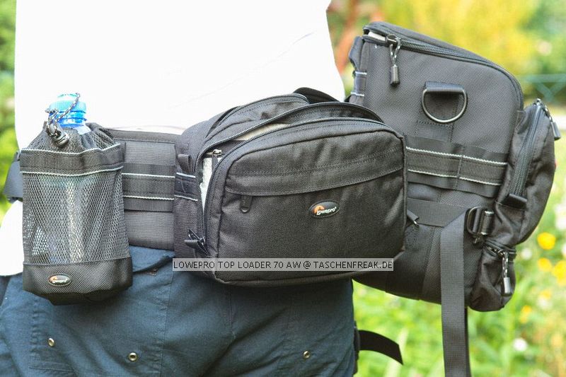 LOWEPRO TOP LOADER 70 AW\n\nFoto von Martin Adler - VIELEN DANK!\n\nKommentar des Nutzers:\n\nTopLoader 70 AW:\nDa passt die 350D mit Batteriegriff + EF 100-400 mit umgekehrt angesetzter Geli rein. In die Tasche vorne passt z.B. ein Blitz rein. Die Tasche vorne hat nach unten noch einen Klettverschluss um den Raum in die darunter liegende 'Verlngerung' platz zu schaffen.\nMit dabei ist ein gewohnt guter Schultergurt und der Chest Harness.