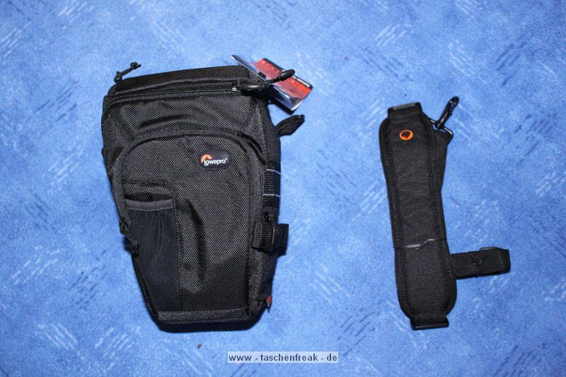 LOWEPRO TOPLOADER PRO 70 AW\n\nFoto und Text von Peter Albrecht - VIELEN DANK!\n\nKommentar:\n\n- gekauft Januar 2009 (vermutlich der Nachfolger des "Toploader 70 AW" - ohne "Pro")\n  - Unterschied zum "ohne Pro": \n     - Deckel klappt jetzt nach links weg anstatt nach vorne.\n     - hat nur noch auf einer Seite (links) Sliplock-Erweiterungsmglichkeit\n     - statt der Sliplock rechts, gibts jetzt eine Auentasche, die mit Gummi oben "gesichert" ist\n		- es gibt aber (Stand Januar 2009) auch noch den "ohne Pro" frs gleiche Geld im Internet\n\n- Beigaben:\n  - Dreipunkt Gurt zum tragen (Bild 01)\n  - klitzekleine deutsche Anleitung\n  - Werbeschild 40 Jahre Lowepro (mte der Aktuelle Stand sein)\n\n- Camera (500D) sitzt fest in der Tasche\n- Innenraum mit 2 Trennern verstellbar (Bilder 09, 10 und 11)\n- bleibt grundsttzlich sogar aufrecht stehen (ist aber nicht besonders stabil, besser hinlegen)\n- Karabiner des Schultergurtes aus Metall\n- mit ein bichen Gefummel, kann man auch die Cameratasche fr die PowerShot in der SlingShot Schlaufe einhngen (Bild 18)\n- Schnellverschlu (keine Reisverschlsse notwendig, um nur die Kamera zu halten)\n- Cameragurt kann man entweder mit in die Tasche rein packen (Bilder 07 und 08), oder raus hngen lassen und ggf in die \n Auentasche packen (Bilder 05 und 06).\n\n- Was pat rein? (Bild 16)\n  - Canon 500D mit Batteriegriff und Tragegurt (Bilder 05 und 07)\n  - Ladegert (unter doppeltem Boden) (Bild 12)\n  - Mignon-Halter fr den Batteriegriff (Bild 13)     - \n  - Speedlite 430 EX II + Zweitakku fr Camera (Bild 14)\n  - Zettel, Speicherkarte, Blitz Ersatzakkus, Anleitungen fr Speedlite und 500D  (Bild 15)\n  - Stifte (Bild 17)\n  - (PowerShot, aber ungepolster) (Bild 17)\n\n- All-Weather-Cover (AWC): (Bilder 20 bis 23)\n  - Ringe und Gurtschlaufe fr Tragesysteme bleiben frei\n  - Deckel lt sich ffnen (wrd ich bei strmenden Regen nicht machen)\n  - Fronttasche, Seitentasche sind zugepackt (kein Zugang)\n  - SlipLock und AWC sind NICHT gleichzeitig verwendbar\n  - Tragsystem mu vor dem Aufziehen des AWC entfernt werden\n  - Nur die Seite am Krper bleibt frei\n  - AWC ber langes Band fest mit Tasche vernht -> kein Verlieren\n\nNegativ:\n- Anleitung fr Schultertragegurt fehlt. (siehe http://www.lowepro-deutschland.de/videos/flvplayer/video_toploader.html)\n- nur eine Sliplock Schlaufe (linke Seite vom Krper aus gesehen)\n- beim Tragen am 3-Punkt-Gurt ist der Toploader bei den ersten Versuchen dem linken Arm im Weg. Vielleicht findet sich durch etwas experimentieren eine bessere Position.\n\nKombination mit dem "Lowepro Chest Harness" ist nicht bequem!\n- Da der Toploader-Deckel nach links aufgeht, sind die oberen Ringe frs Tragesystem sehr nah am Krper; \n Beim Tragen am Chest Harness kippt der obere Teil der Tasche dadurch nach vorne weg, da das Tragesystem keinen\n Zug zum Kper hin erzeugen kann. Dies wiederum resultiert darin, da die untere Kante der Tasche in den \n Bauch drckt, anstatt da das ganze Rckenteil der Tasche flach aufliegt. Dadurch ist das Tragen am Chest\n Harness nicht ganz so bequem. (Der "Toploader Zoom AW" z.B. schmiegt mit dem Chest Harness viel angenehmer \n an den Brustkorb)\n- Besser: Toploader mit kleinen Karabinern an einem Rucksack festmachen. (Bild 19). Vielleicht ist auch der \n "Tamrac S-500 Chest Harness System" geeignet. Auf dem Produktbild sieht es jedenfalls so aus.