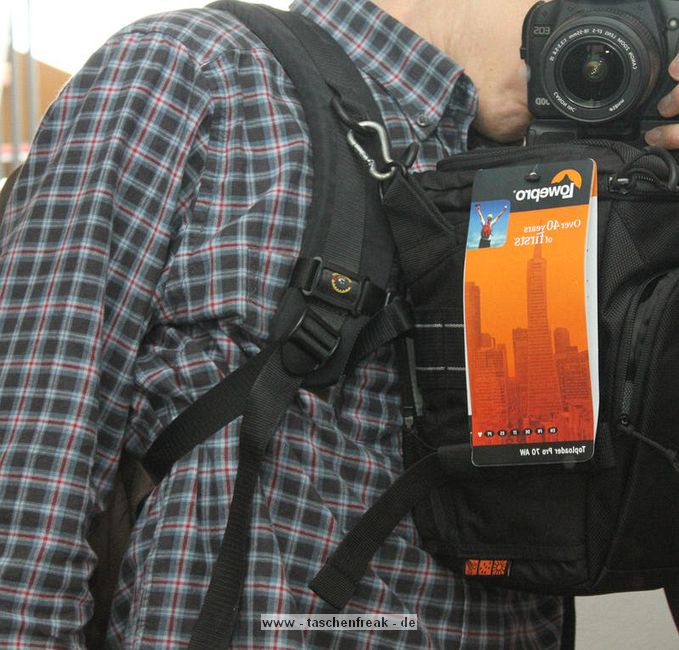 LOWEPRO TOPLOADER PRO 70 AW\n\nFoto und Text von Peter Albrecht - VIELEN DANK!\n\nKommentar:\n\n- gekauft Januar 2009 (vermutlich der Nachfolger des "Toploader 70 AW" - ohne "Pro")\n  - Unterschied zum "ohne Pro": \n     - Deckel klappt jetzt nach links weg anstatt nach vorne.\n     - hat nur noch auf einer Seite (links) Sliplock-Erweiterungsmglichkeit\n     - statt der Sliplock rechts, gibts jetzt eine Auentasche, die mit Gummi oben "gesichert" ist\n		- es gibt aber (Stand Januar 2009) auch noch den "ohne Pro" frs gleiche Geld im Internet\n\n- Beigaben:\n  - Dreipunkt Gurt zum tragen (Bild 01)\n  - klitzekleine deutsche Anleitung\n  - Werbeschild 40 Jahre Lowepro (mte der Aktuelle Stand sein)\n\n- Camera (500D) sitzt fest in der Tasche\n- Innenraum mit 2 Trennern verstellbar (Bilder 09, 10 und 11)\n- bleibt grundsttzlich sogar aufrecht stehen (ist aber nicht besonders stabil, besser hinlegen)\n- Karabiner des Schultergurtes aus Metall\n- mit ein bichen Gefummel, kann man auch die Cameratasche fr die PowerShot in der SlingShot Schlaufe einhngen (Bild 18)\n- Schnellverschlu (keine Reisverschlsse notwendig, um nur die Kamera zu halten)\n- Cameragurt kann man entweder mit in die Tasche rein packen (Bilder 07 und 08), oder raus hngen lassen und ggf in die \n Auentasche packen (Bilder 05 und 06).\n\n- Was pat rein? (Bild 16)\n  - Canon 500D mit Batteriegriff und Tragegurt (Bilder 05 und 07)\n  - Ladegert (unter doppeltem Boden) (Bild 12)\n  - Mignon-Halter fr den Batteriegriff (Bild 13)     - \n  - Speedlite 430 EX II + Zweitakku fr Camera (Bild 14)\n  - Zettel, Speicherkarte, Blitz Ersatzakkus, Anleitungen fr Speedlite und 500D  (Bild 15)\n  - Stifte (Bild 17)\n  - (PowerShot, aber ungepolster) (Bild 17)\n\n- All-Weather-Cover (AWC): (Bilder 20 bis 23)\n  - Ringe und Gurtschlaufe fr Tragesysteme bleiben frei\n  - Deckel lt sich ffnen (wrd ich bei strmenden Regen nicht machen)\n  - Fronttasche, Seitentasche sind zugepackt (kein Zugang)\n  - SlipLock und AWC sind NICHT gleichzeitig verwendbar\n  - Tragsystem mu vor dem Aufziehen des AWC entfernt werden\n  - Nur die Seite am Krper bleibt frei\n  - AWC ber langes Band fest mit Tasche vernht -> kein Verlieren\n\nNegativ:\n- Anleitung fr Schultertragegurt fehlt. (siehe http://www.lowepro-deutschland.de/videos/flvplayer/video_toploader.html)\n- nur eine Sliplock Schlaufe (linke Seite vom Krper aus gesehen)\n- beim Tragen am 3-Punkt-Gurt ist der Toploader bei den ersten Versuchen dem linken Arm im Weg. Vielleicht findet sich durch etwas experimentieren eine bessere Position.\n\nKombination mit dem "Lowepro Chest Harness" ist nicht bequem!\n- Da der Toploader-Deckel nach links aufgeht, sind die oberen Ringe frs Tragesystem sehr nah am Krper; \n Beim Tragen am Chest Harness kippt der obere Teil der Tasche dadurch nach vorne weg, da das Tragesystem keinen\n Zug zum Kper hin erzeugen kann. Dies wiederum resultiert darin, da die untere Kante der Tasche in den \n Bauch drckt, anstatt da das ganze Rckenteil der Tasche flach aufliegt. Dadurch ist das Tragen am Chest\n Harness nicht ganz so bequem. (Der "Toploader Zoom AW" z.B. schmiegt mit dem Chest Harness viel angenehmer \n an den Brustkorb)\n- Besser: Toploader mit kleinen Karabinern an einem Rucksack festmachen. (Bild 19). Vielleicht ist auch der \n "Tamrac S-500 Chest Harness System" geeignet. Auf dem Produktbild sieht es jedenfalls so aus.