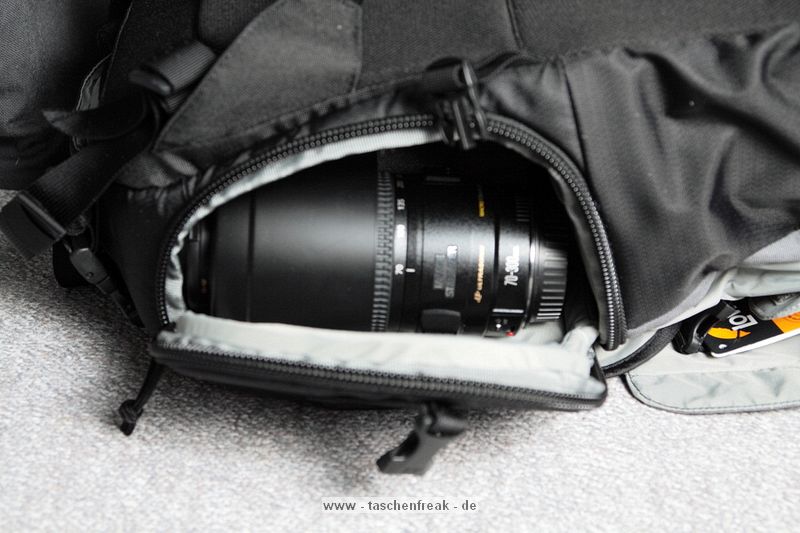 LOWEPRO VERSAPACK 200 AW \n\nFoto und Text von Andreas Morschhauser - VIELEN DANK!\n\nKommentar:\n\nHallo Jrg,\n\nnachdem ich schon sehr oft auf Deiner Seite zu Besuch war, mchte ich auch gern etwas beitragen.\nIch hatte mir testweise mal eine "Lowepro Versapack 200 AW" zur Ansicht bestellt. Sie ist ja recht neu und glaub ich auch noch nicht bei dir vorhanden.\nAnbei mal ein paar Bilder, die ich noch kurz vorm Zurckschicken gemacht hab.\n\nZur Beschreibung:\n\n"Der Versapack 200 AW ist ein Fotorucksack mit gerumigen Oberfach und integrierten Stativhalter.\nZugriff auf`s Fotofach hat man ber einen langen Doppelreissverschlu wahlweise von links, rechts oder mittig.\nWas bei mir alles reingepat hat:\n\nCanon 50D\nSigma 17-70 OS HSM + Geli\nCanon 70-300 IS USM + Geli\nZwischenringsatz\n\nIns Oberfach pat ne Regenjacke, ein Nettop und was kleines zum Strken.\nOder eben weiteres Fotoequipment wie Blitz, Filter,...."\n\nWenn Du noch Fragen hast sag einfach Bescheid!\n\nViele Gre\nAndreas Morschhauser