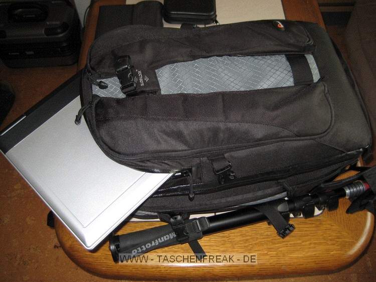 LOWEPRO VERTEX 300 AW\n\nFoto und Text von Michael Wilcynski - VIELEN DANK!\n\nKommentar:\n\nHallo,\n\nanbei einige Fotos von meinen Lowepro Vertex 300  fr die Taschenfreak Galerie.\n\nDer Rucksack Ist mit folgenden Gegenstnden bestckt:\n\nLinke Fronttasche:\n-          SD Karte\n-          2x CF Karten\n-          SDHC / USB Adapter\n-          2 Canon NP E3 Akkus (fr 1D MKII)\n \nRechte Fronttasche:\n-          Kugelschreiber\n-          Handy\n-          Kartenleser (Reiverschlusstasche)\n-          Kabel & Funk Fernauslser (2. Reiverschlusstasche)\n           \nNotebookfach:\n-          Handschuhe + 10 Zoll Netbook bzw. 15 Zoll Notebook\n\nGroes Fach:\n-          2x 580 EX\n-          2x Extender + Bouncer\n-          EF 85 f/1.8 USM inkl. Streulichtblende\n-          1.4x Extender unter Tokina 10-17 Fisheye\n-          EF 300 f/2.8 L IS USM + Polfilter \n-          EOS 5D inkl. BG E4 + angesetztem EF 17-40 L USM und gedrehter Streulichtblende\n-          EF 70-200 L USM\n-          1D MK II\n\nDeckel:\n-          Polfilter 77mm\n-          2x BP 511\n-          1x Satz Ersatzakkus fr 580 EX\n-          Bedienungsanleitung\n \nGru Michael