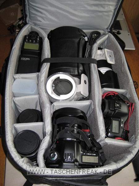 LOWEPRO VERTEX 300 AW\n\nFoto und Text von Michael Wilcynski - VIELEN DANK!\n\nKommentar:\n\nHallo,\n\nanbei einige Fotos von meinen Lowepro Vertex 300  fr die Taschenfreak Galerie.\n\nDer Rucksack Ist mit folgenden Gegenstnden bestckt:\n\nLinke Fronttasche:\n-          SD Karte\n-          2x CF Karten\n-          SDHC / USB Adapter\n-          2 Canon NP E3 Akkus (fr 1D MKII)\n \nRechte Fronttasche:\n-          Kugelschreiber\n-          Handy\n-          Kartenleser (Reiverschlusstasche)\n-          Kabel & Funk Fernauslser (2. Reiverschlusstasche)\n           \nNotebookfach:\n-          Handschuhe + 10 Zoll Netbook bzw. 15 Zoll Notebook\n\nGroes Fach:\n-          2x 580 EX\n-          2x Extender + Bouncer\n-          EF 85 f/1.8 USM inkl. Streulichtblende\n-          1.4x Extender unter Tokina 10-17 Fisheye\n-          EF 300 f/2.8 L IS USM + Polfilter \n-          EOS 5D inkl. BG E4 + angesetztem EF 17-40 L USM und gedrehter Streulichtblende\n-          EF 70-200 L USM\n-          1D MK II\n\nDeckel:\n-          Polfilter 77mm\n-          2x BP 511\n-          1x Satz Ersatzakkus fr 580 EX\n-          Bedienungsanleitung\n \nGru Michael