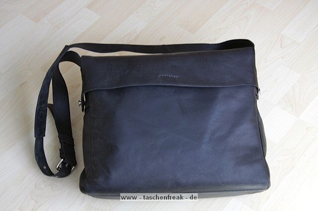 MONOCHROM DOTHEBAG MONO 8\n\nBilder und Text von Bruno Mooser - VIELEN DANK!\n\nKommentar:\n\nHallo Jrg\nanbei ein paar Fotos zur dothebag mono_08\nvon Monochrom\nhier ist der Link zur Tasche:\nhttp://www.monochrom.com/%bbdothebag%ab-mono_08.htm?websale7=mono-c&pi=35434&ci=000013 \n\nIch habe mir die Tasche als groe Ergnzung zu meiner Billingham geholt, damit sie mein komplettes Leica M8.2 Equipment behrbergen kann.\n\nZur Tasche selbst.\n+sehr hochwertige Verarbeitung des Leders\n+sehr wertiger Eindruck\n+genialer Schnellverschluss (Ziehdruckknopf)\n+sehr viel Platz\n+als Alltagstasche voll tauglich-auch frs Business, durch herausnehmbaren Foto Einsatz\n+auch fr die Canon Eos50D+ 70-200+17-85+550EX gut geeignet-dann allerdings sehr schwer an der Schulter\n+wird nicht als Kameratsche erkannt\n\n-Velcro ist nicht besondes gut (kein Kommentar von Monochrom dazu-trotz Mail)\n-Innentasche ist eigentlich 1cm zu gro-wirft Falten\n-kein kompletter berstlpdeckel, das heit an der Seite ,neben den Gurten kann Wasser/Sand etc eindringen\n- das Schulterpad ist aus reinem Lede r>Rutschgefahr\n\nAuf alle Flle eine schne Tasche fr jeden Tag.\n\nGru\nBruno