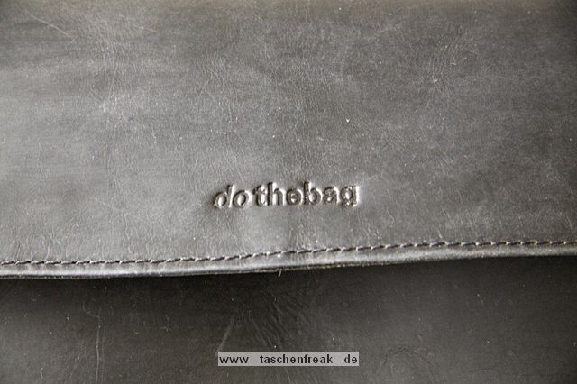 MONOCHROM DOTHEBAG MONO 8\n\nBilder und Text von Bruno Mooser - VIELEN DANK!\n\nKommentar:\n\nHallo Jrg\nanbei ein paar Fotos zur dothebag mono_08\nvon Monochrom\nhier ist der Link zur Tasche:\nhttp://www.monochrom.com/%bbdothebag%ab-mono_08.htm?websale7=mono-c&pi=35434&ci=000013 \n\nIch habe mir die Tasche als groe Ergnzung zu meiner Billingham geholt, damit sie mein komplettes Leica M8.2 Equipment behrbergen kann.\n\nZur Tasche selbst.\n+sehr hochwertige Verarbeitung des Leders\n+sehr wertiger Eindruck\n+genialer Schnellverschluss (Ziehdruckknopf)\n+sehr viel Platz\n+als Alltagstasche voll tauglich-auch frs Business, durch herausnehmbaren Foto Einsatz\n+auch fr die Canon Eos50D+ 70-200+17-85+550EX gut geeignet-dann allerdings sehr schwer an der Schulter\n+wird nicht als Kameratsche erkannt\n\n-Velcro ist nicht besondes gut (kein Kommentar von Monochrom dazu-trotz Mail)\n-Innentasche ist eigentlich 1cm zu gro-wirft Falten\n-kein kompletter berstlpdeckel, das heit an der Seite ,neben den Gurten kann Wasser/Sand etc eindringen\n- das Schulterpad ist aus reinem Lede r>Rutschgefahr\n\nAuf alle Flle eine schne Tasche fr jeden Tag.\n\nGru\nBruno