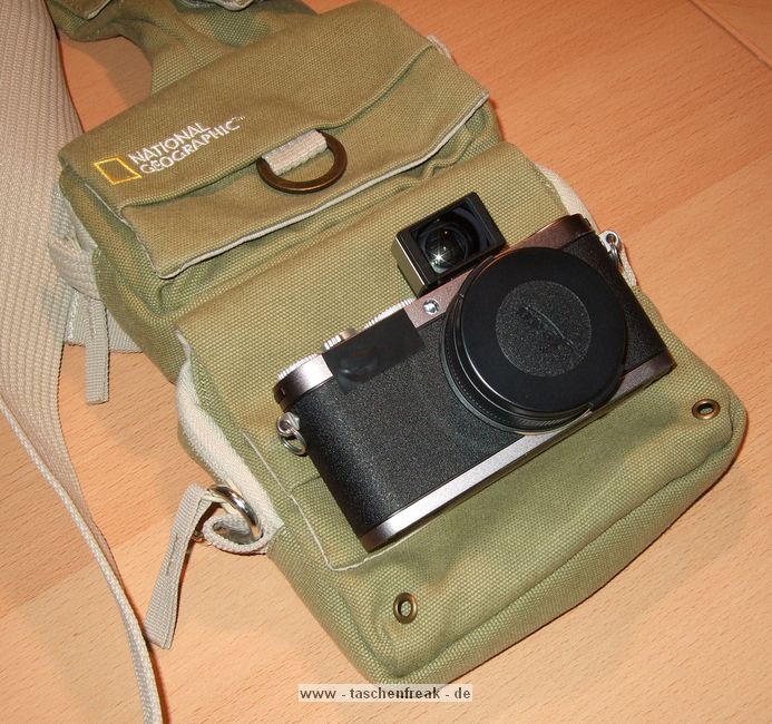 NATIONAL GEOGRAPHIC NG-4567 SMALL SLING BAG\n\nFoto und Text von Thorsten - VIELEN DANK!\n\nKommentar:\n\nDie Tasche ist als Slingbag bzw Bodybag gemacht.\nSie hat 4 Einteilungen / Taschen\n1) eine sehr kleine flache Tasche ganz oben z.B. fuer Kreditkarten usw.\n2) 2. Tasche von oben fr Akku oder Handy\n3) Tasche gepolstert fr Kampaktkamera oder die Leica X1 (warscheinlich auch fuer Pen mit Pancake oder so)\n4) Unterste Tasche weniger gepolstert, groesser fuer Leice X1 mit Viewfinder und Handgrip.\n\nDie untersten Taschen haben noch innen eine Unterteilung fuer Speicherkarten.\n\nAuf der Rckseite ist ber die ganze Hhe ein flaches Fach / Tasche vorhanden in dem man sehr gut Ausweiss oder Unterlagen unterbringen kann und ist dort sicher aufzubewaren.\n\nGruss Thorsten