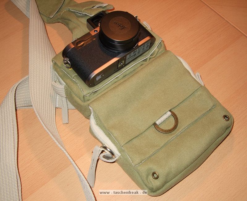 NATIONAL GEOGRAPHIC NG-4567 SMALL SLING BAG\n\nFoto und Text von Thorsten - VIELEN DANK!\n\nKommentar:\n\nDie Tasche ist als Slingbag bzw Bodybag gemacht.\nSie hat 4 Einteilungen / Taschen\n1) eine sehr kleine flache Tasche ganz oben z.B. fuer Kreditkarten usw.\n2) 2. Tasche von oben fr Akku oder Handy\n3) Tasche gepolstert fr Kampaktkamera oder die Leica X1 (warscheinlich auch fuer Pen mit Pancake oder so)\n4) Unterste Tasche weniger gepolstert, groesser fuer Leice X1 mit Viewfinder und Handgrip.\n\nDie untersten Taschen haben noch innen eine Unterteilung fuer Speicherkarten.\n\nAuf der Rckseite ist ber die ganze Hhe ein flaches Fach / Tasche vorhanden in dem man sehr gut Ausweiss oder Unterlagen unterbringen kann und ist dort sicher aufzubewaren.\n\nGruss Thorsten