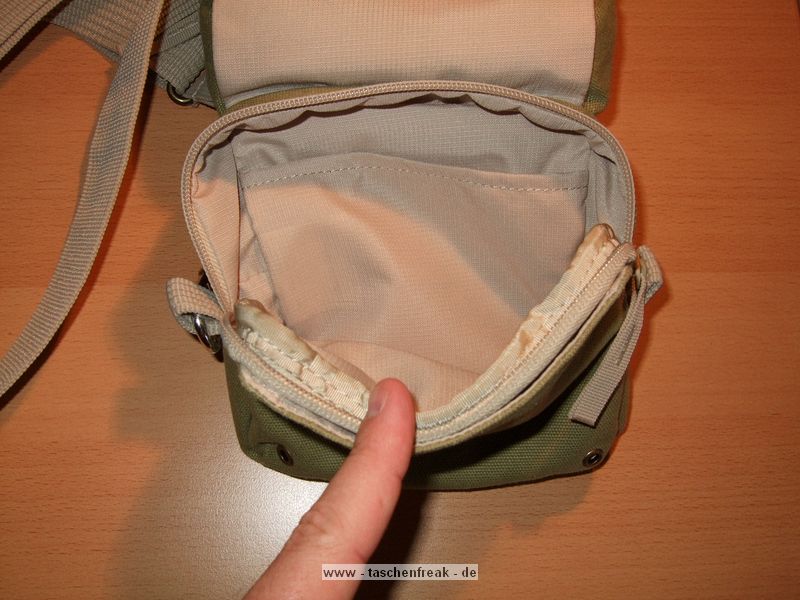 NATIONAL GEOGRAPHIC NG-4567 SMALL SLING BAG\n\nFoto und Text von Thorsten - VIELEN DANK!\n\nKommentar:\n\nDie Tasche ist als Slingbag bzw Bodybag gemacht.\nSie hat 4 Einteilungen / Taschen\n1) eine sehr kleine flache Tasche ganz oben z.B. fuer Kreditkarten usw.\n2) 2. Tasche von oben fr Akku oder Handy\n3) Tasche gepolstert fr Kampaktkamera oder die Leica X1 (warscheinlich auch fuer Pen mit Pancake oder so)\n4) Unterste Tasche weniger gepolstert, groesser fuer Leice X1 mit Viewfinder und Handgrip.\n\nDie untersten Taschen haben noch innen eine Unterteilung fuer Speicherkarten.\n\nAuf der Rckseite ist ber die ganze Hhe ein flaches Fach / Tasche vorhanden in dem man sehr gut Ausweiss oder Unterlagen unterbringen kann und ist dort sicher aufzubewaren.\n\nGruss Thorsten