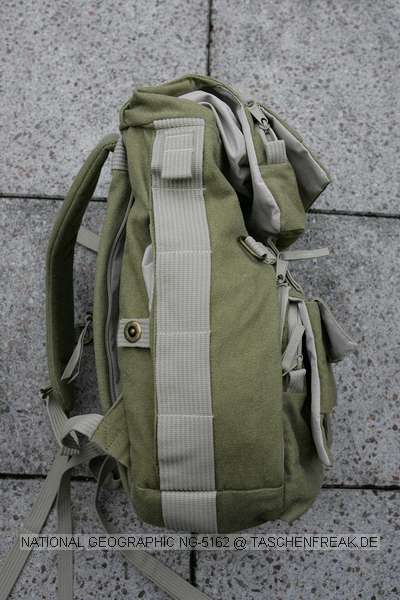 NATIONAL GEOGRAPHIC NG-5162\n\nFoto von Michael Mecke - VIELEN DANK!!!!\n\nKommentar des Nutzers:\n\nHallo,\n \nich wollte mal wieder was schicken. Hier ist mal ein Rucksack  der nicht an jeder Strassenecke anzutreffen ist.\n \nDer National Geographic NG 5162 ist der kleinere aus der Familie von NG. Es ist ein Fotorucksack mit Daypack und Notebookfach.\n \nFr die groe Ausrstung ist er wohl nicht gedacht sondern eher fr Tagestouren. Das Tragesystem ist ziemlich bequem und lsst sich gut verstellen.  An einer Seite sind die Gurte zur Stativbefestigung zu sehen und auf beiden seiten die ausklappbaren Flaschenhalter die auch praktisch im Rucksack verschwinden knnen. Das Fotofach lsst sich per Reissverschlussklappe bis ganz nach oben erweitern.  Das obere Daypackfach ist gross genug fr eine Jacke und Proviant. Auf der Vorderseite sind reichlich kleine Taschen mit Klettverschlu fr Kleinkram.\nBefllt ist der Rucksack hier mit Canon EOS 40 D, 17-40L,2,8/70-200L, 100USM Macro. 580 EX und Belichtungsmesser. Im ganzen ist er sehr gut verarbeitet, robust und sieht nicht mal nach Fotorucksack aus.\n \nMit freundlichen Gren\n \nMichael Mecke