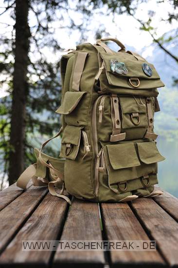 National Geographic NG 5737 Earth Explorer Large Backpack\n\nFoto und Text von Andreas Brandl - VIELEN DANK!\n\nKommentar:\n\nHallo,\n\nhabe gesehen, das mein Rucksack bei dir noch nicht aufscheint.\n\nDa ich ihn fr sehr interessant halte (sonst htte ich ihn ja auch nicht gekauft) hier mal was fr deine Seite zum komplettieren.\n\nNational Geographic NG 5737 Earth Explorer Large Backpack\n\nDie Hhe ist mit ca. 60 cm schon sehr gro, allerdings schluckt er auch dementsprechend.\n\nBei mir ist drinnen, bzw. wird noch reinkommen:\n\nD700/mbd10\n28-70 Nikkor angeflanscht, GeLi richtig drauf\n15 Fisheye Sigma\n80-200 Nikkor\n17-35 Nikkor\nSB800\n\nIm Rckenteil ist ein Notebookfach untergebracht, welches mein IBM T60 mhelos schluckt, es ist weiters mittels Klettband so unterteilt, das z.Bsp. die Bedienungsanleitung noch untergebracht werden kann.\n\nNoch Platz fr 1-3 Linsen, je nach Gre.\n\nDie Aussenfcher bieten gengend Stauraum fr allerlei mglichen Klein- & auch Grokram, so ist eine 500ml Flasche auf der Seite unten berhaupt kein Problem.\n\nStativhalterung ist mittels den beiden Schlaufen am vorderen unteren Ende massiv gelst, nach oben wird es dann mittels 2 klettbndern befestigt.\n\nDas Daypack fasst ohne Problme eine jacke, Pulover oder hnliches.\n\nFr die jause ist auch ausreichend Platz.\n\nAm Boden unten sind noch Schlaufen fr Schlafsack oder Isomatte. \n\nDas Material ist ein robuster Stoff, die Verarbeitung erstklassig.\n\nDas tragesystem ist gut. Bauchgurt, Brustgurt (hier habe ich den Verschluss modifiziert -> geht schneller zum ffnen/schliessen).\n\nDie Gurte/Verschlsse sind nicht mit Plastikschnellverschlssen ausgestattet. \n\nEs findet hier ein Durchschlingsystem Anwendung, welches gut funktioniert und sich einfach justieren lsst (wie oben beschrieben habe ich das am Brustgurt gendert).\n\nIch war erstaunt wie schwer er ist wenn er an einem Gurt lssig geschultert wird (eh klar mit dem Gewicht inkl. Ausrstung) da er beim tragen das Gewicht so angenehm verteilt..\n\nUnd noch was gutes: Er steht alleine (voll, leer - kein Problem) \n\nliebe Gre\n\nAndreas