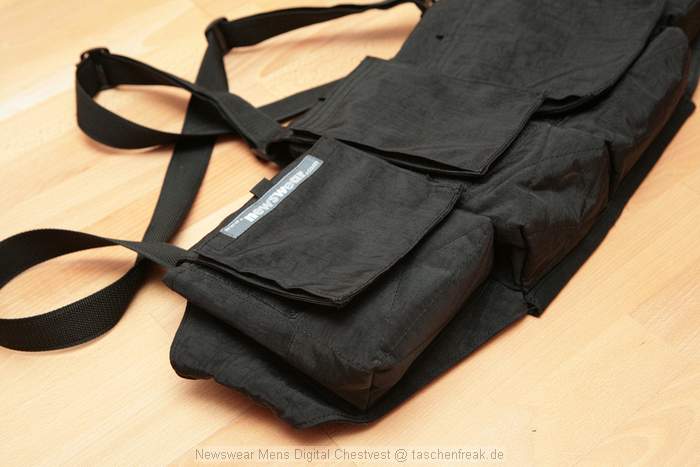 Newswear Mens Digital Chestvest\n\nFoto von Jrg Langer\n\nKommentar des Nutzers:\n\nWer schnell schussbereit und Objektive im Laufen wechseln will kommt an den genialen "Westen" von Newswear nicht herum.\n\nLeicht, extrem robust und auch fr groe Menschen gut einstellbar.\n\nLsst sich nicht nur vor dem Bauch sondern auch umgekehrt als quasi Rucksack tragen.\n\nWir haben eine "Testfllung" mit folgendem Equipment erreicht die bequem zu hndeln ist.\n- Canon 5D mit BG und RRS-LWinkel (in Tasche 1)\n- Canon 28-300L IS mit Stativschelle (in Tasche 2)\n- Canon 24-70 2,8L (in Tasche 3)\n- Canon 135 2.0L (in Tasche 3)\n- Sigma 12-24 EX (in Tasche 4)\n- Canon Speedlite 580EX (in Tasche 4)\n- Akkus, Speicher, Reinigungszubehr, Stift, Handy, etc. in den Klettvordertaschen auf den Taschendeckeln.\n\nNoch eine Anmerkung: Der Klettverschluss ist sehr stark und laut. Er hlt gut, knnte aber in Ruhigen Gegenden stren. Newswaer liefert Klettstreifen mit die zur Beruhigung/Reduzierung der Klettkraft genutzt werden knnen.\n\nWeitere Informationen finden Sie auf der USA-Homepage des Herstellers.\nhttp://www.newswear.com\n\nIn DE beziehen sie diese Tasche/Weste/Rucksack am einfachsten bei www.isarfoto.de.