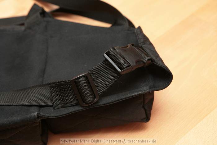 Newswear Mens Digital Chestvest\n\nFoto von Jrg Langer\n\nKommentar des Nutzers:\n\nWer schnell schussbereit und Objektive im Laufen wechseln will kommt an den genialen "Westen" von Newswear nicht herum.\n\nLeicht, extrem robust und auch fr groe Menschen gut einstellbar.\n\nLsst sich nicht nur vor dem Bauch sondern auch umgekehrt als quasi Rucksack tragen.\n\nWir haben eine "Testfllung" mit folgendem Equipment erreicht die bequem zu hndeln ist.\n- Canon 5D mit BG und RRS-LWinkel (in Tasche 1)\n- Canon 28-300L IS mit Stativschelle (in Tasche 2)\n- Canon 24-70 2,8L (in Tasche 3)\n- Canon 135 2.0L (in Tasche 3)\n- Sigma 12-24 EX (in Tasche 4)\n- Canon Speedlite 580EX (in Tasche 4)\n- Akkus, Speicher, Reinigungszubehr, Stift, Handy, etc. in den Klettvordertaschen auf den Taschendeckeln.\n\nNoch eine Anmerkung: Der Klettverschluss ist sehr stark und laut. Er hlt gut, knnte aber in Ruhigen Gegenden stren. Newswaer liefert Klettstreifen mit die zur Beruhigung/Reduzierung der Klettkraft genutzt werden knnen.\n\nWeitere Informationen finden Sie auf der USA-Homepage des Herstellers.\nhttp://www.newswear.com\n\nIn DE beziehen sie diese Tasche/Weste/Rucksack am einfachsten bei www.isarfoto.de.