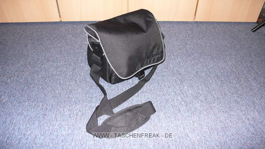 NIKON CF-EU 04 Schultertasche\n\nFotos von Janina Langer - Vielen Dank!\n\nKommentar von Jrg Langer - www.taschenfreak.de:\n\nDie CF-EU 04 ist eine weiche und sehr leichte Tasche die in einigen Nikon Kits mitgeliefert wird.\n\nMan kann darin gut eine DSLR mit 3 Objektiven oder eine Pro DSLR mit 2 Objektiven transportieren. Ind er Frontasche hat dann noch GPS/Handy/Geldbrse gut Platz.\n\nEine Papier oder Tickettasche am Rcken ist auch vorhanden.\n\nDie Tasche ist weich und anschmiegsam - sowohl an den Krper, als auch an die Cam.\n\nIn unserem Falle sehen sie eine Nikon D3 mit 50 1.4 und ein Nikon 20 2.8 in der Tasche.\n\nEuer Jrg und Janina Langer