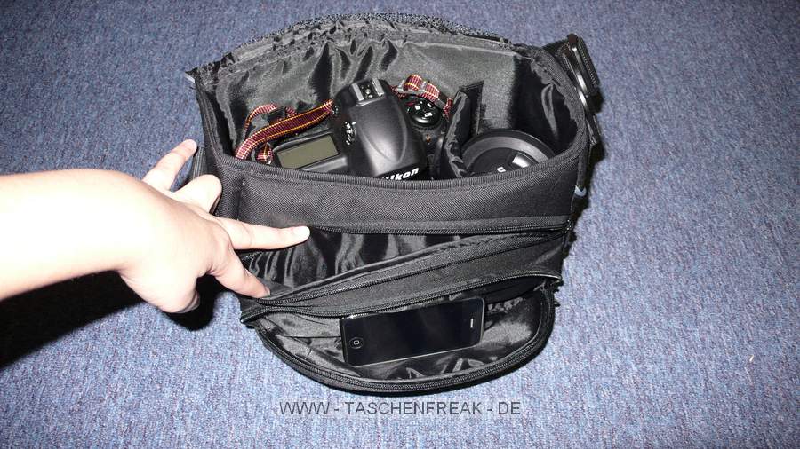 NIKON CF-EU 04 Schultertasche\n\nFotos von Janina Langer - Vielen Dank!\n\nKommentar von Jrg Langer - www.taschenfreak.de:\n\nDie CF-EU 04 ist eine weiche und sehr leichte Tasche die in einigen Nikon Kits mitgeliefert wird.\n\nMan kann darin gut eine DSLR mit 3 Objektiven oder eine Pro DSLR mit 2 Objektiven transportieren. Ind er Frontasche hat dann noch GPS/Handy/Geldbrse gut Platz.\n\nEine Papier oder Tickettasche am Rcken ist auch vorhanden.\n\nDie Tasche ist weich und anschmiegsam - sowohl an den Krper, als auch an die Cam.\n\nIn unserem Falle sehen sie eine Nikon D3 mit 50 1.4 und ein Nikon 20 2.8 in der Tasche.\n\nEuer Jrg und Janina Langer