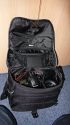 NIKON CF-EU 04 Schultertasche\n\nFotos von Janina Langer - Vielen Dank!\n\nKommentar von Jrg Langer - www.taschenfreak.de:\n\nDie CF-EU 04 ist eine weiche und sehr leichte Tasche die in einigen Nikon Kits mitgeliefert wird.\n\nMan kann darin gut eine DSLR mit 3 Objektiven oder eine Pro DSLR mit 2 Objektiven transportieren. Ind er Frontasche hat dann noch GPS/Handy/Geldbrse gut Platz.\n\nEine Papier oder Tickettasche am Rcken ist auch vorhanden.\n\nDie Tasche ist weich und anschmiegsam - sowohl an den Krper, als auch an die Cam.\n\nIn unserem Falle sehen sie eine Nikon D3 mit 50 1.4 und ein Nikon 20 2.8 in der Tasche.\n\nEuer Jrg und Janina Langer