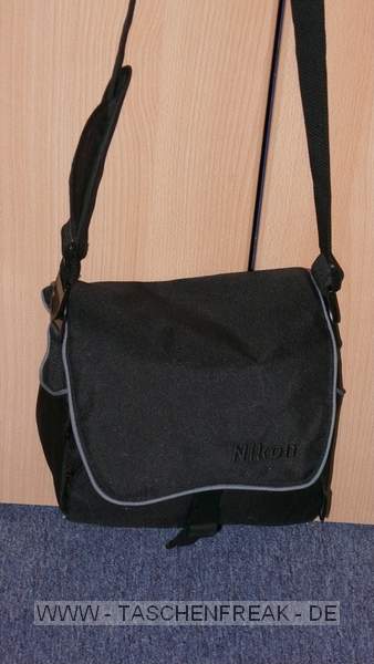 NIKON CF-EU 04 Schultertasche\n\nFotos von Janina Langer - Vielen Dank!\n\nKommentar von Jrg Langer - www.taschenfreak.de:\n\nDie CF-EU 04 ist eine weiche und sehr leichte Tasche die in einigen Nikon Kits mitgeliefert wird.\n\nMan kann darin gut eine DSLR mit 3 Objektiven oder eine Pro DSLR mit 2 Objektiven transportieren. Ind er Frontasche hat dann noch GPS/Handy/Geldbrse gut Platz.\n\nEine Papier oder Tickettasche am Rcken ist auch vorhanden.\n\nDie Tasche ist weich und anschmiegsam - sowohl an den Krper, als auch an die Cam.\n\nIn unserem Falle sehen sie eine Nikon D3 mit 50 1.4 und ein Nikon 20 2.8 in der Tasche.\n\nEuer Jrg und Janina Langer