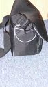 NIKON CF-EU 04 Schultertasche\n\nFotos von Janina Langer - Vielen Dank!\n\nKommentar von Jrg Langer - www.taschenfreak.de:\n\nDie CF-EU 04 ist eine weiche und sehr leichte Tasche die in einigen Nikon Kits mitgeliefert wird.\n\nMan kann darin gut eine DSLR mit 3 Objektiven oder eine Pro DSLR mit 2 Objektiven transportieren. Ind er Frontasche hat dann noch GPS/Handy/Geldbrse gut Platz.\n\nEine Papier oder Tickettasche am Rcken ist auch vorhanden.\n\nDie Tasche ist weich und anschmiegsam - sowohl an den Krper, als auch an die Cam.\n\nIn unserem Falle sehen sie eine Nikon D3 mit 50 1.4 und ein Nikon 20 2.8 in der Tasche.\n\nEuer Jrg und Janina Langer