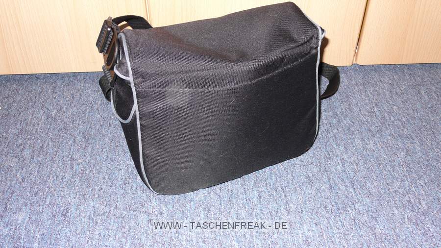 NIKON CF-EU 04 Schultertasche\n\nFotos von Janina Langer - Vielen Dank!\n\nKommentar von Jrg Langer - www.taschenfreak.de:\n\nDie CF-EU 04 ist eine weiche und sehr leichte Tasche die in einigen Nikon Kits mitgeliefert wird.\n\nMan kann darin gut eine DSLR mit 3 Objektiven oder eine Pro DSLR mit 2 Objektiven transportieren. Ind er Frontasche hat dann noch GPS/Handy/Geldbrse gut Platz.\n\nEine Papier oder Tickettasche am Rcken ist auch vorhanden.\n\nDie Tasche ist weich und anschmiegsam - sowohl an den Krper, als auch an die Cam.\n\nIn unserem Falle sehen sie eine Nikon D3 mit 50 1.4 und ein Nikon 20 2.8 in der Tasche.\n\nEuer Jrg und Janina Langer