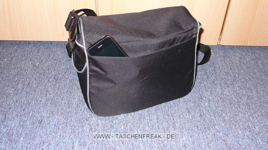 NIKON CF-EU 04 Schultertasche\n\nFotos von Janina Langer - Vielen Dank!\n\nKommentar von Jrg Langer - www.taschenfreak.de:\n\nDie CF-EU 04 ist eine weiche und sehr leichte Tasche die in einigen Nikon Kits mitgeliefert wird.\n\nMan kann darin gut eine DSLR mit 3 Objektiven oder eine Pro DSLR mit 2 Objektiven transportieren. Ind er Frontasche hat dann noch GPS/Handy/Geldbrse gut Platz.\n\nEine Papier oder Tickettasche am Rcken ist auch vorhanden.\n\nDie Tasche ist weich und anschmiegsam - sowohl an den Krper, als auch an die Cam.\n\nIn unserem Falle sehen sie eine Nikon D3 mit 50 1.4 und ein Nikon 20 2.8 in der Tasche.\n\nEuer Jrg und Janina Langer