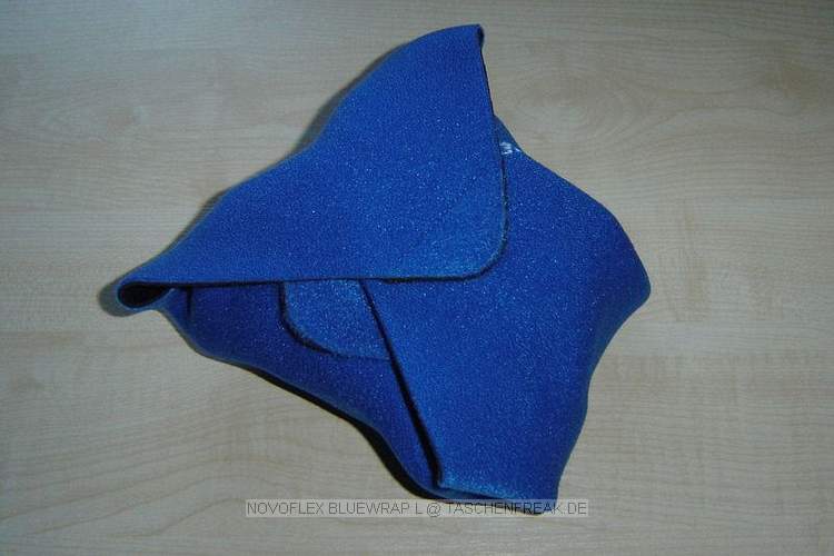 NOVOFLEX BLUEWRAP L\n\nFoto von Robert Meyer - VIELEN DANK!\n\nKommentar des Nutzers:\n\nHallo,\n\nanbei ein paar Bilder des "Novoflex Bluewrap" Kameraschutztuchs in der Gre L (38x38cm). Eine (D-)SLR mit einem Standardzoom oder einer kleinen Festbrennweite kann damit gut und sicher verpackt und dann problemlos in einer normalen Tasche transportiert werden.\n\nViele Gre,\n\nRobert