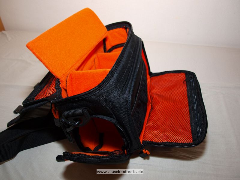 OLYMPUS E-SYSTEM SCHULTERTASCHE II\n\nFoto und Text von Thomas Rossmller - VIELEN DANK!\n\nKommentar:\n\nOlympus E-System Schultertasche II\n\nTrennwnde leider sehr dnn.\nBietet eher Platz fr 3 Objektive (1 auf Cam, 2 auf jeder Seite) als fr 2 Objektive + Blitz.\n\nEnthalten:\n2 L-frmige Trennwnde\n2 kleine Wnde\n1 groe Wand (oben)\n\nIn der Vordertasche und dem Deckel ist viel Platz fr kleines Zubehr (Filter, Putztcher, Lenspen, Fernbedienung).\n\nKompakte Tasche, in die verhltnismig (mit geschickter Anordnung) viel Zubehr geht. Trotzdem alles sehr knapp bemessen.
