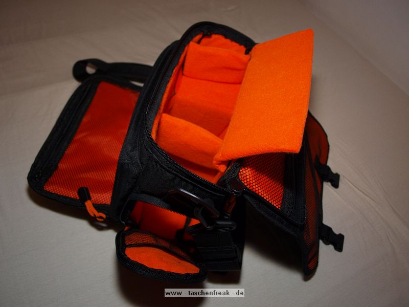 OLYMPUS E-SYSTEM SCHULTERTASCHE II\n\nFoto und Text von Thomas Rossmller - VIELEN DANK!\n\nKommentar:\n\nOlympus E-System Schultertasche II\n\nTrennwnde leider sehr dnn.\nBietet eher Platz fr 3 Objektive (1 auf Cam, 2 auf jeder Seite) als fr 2 Objektive + Blitz.\n\nEnthalten:\n2 L-frmige Trennwnde\n2 kleine Wnde\n1 groe Wand (oben)\n\nIn der Vordertasche und dem Deckel ist viel Platz fr kleines Zubehr (Filter, Putztcher, Lenspen, Fernbedienung).\n\nKompakte Tasche, in die verhltnismig (mit geschickter Anordnung) viel Zubehr geht. Trotzdem alles sehr knapp bemessen.