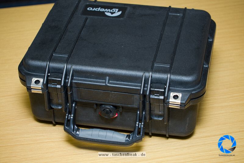 PELI CASE 1400 - LOWEPRO OMNI SPORT EXTREME\n\nFoto und Text von Jrg Langer - www.taschenfreak.de\n\nKommentar:\n\nLowepro Omni Sport Extreme - oder auch Peli Case 1400 \n\nmit Inhalt - entweder Billingham Hadley Small oder dem Lowepro Omni Sport Bag.\n\nDer kleine "Rambo" wenn der kleine "Inhalt" gut geschtzt sein soll.\n\nStabiler und geschtzter geht kaum - dessen sind wir uns sicher.